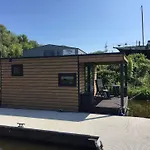 Hausboot Kht 2 Lacet Mit Elektrokamin Im Salon- 1 Schlafraum- Kueche- Duschbad M By Interhome Ferienhaus