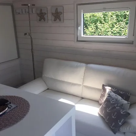 Hausboot Kht 2 Lacet Mit Elektrokamin Im Salon- 1 Schlafraum- Kueche- Duschbad M By Interhome *