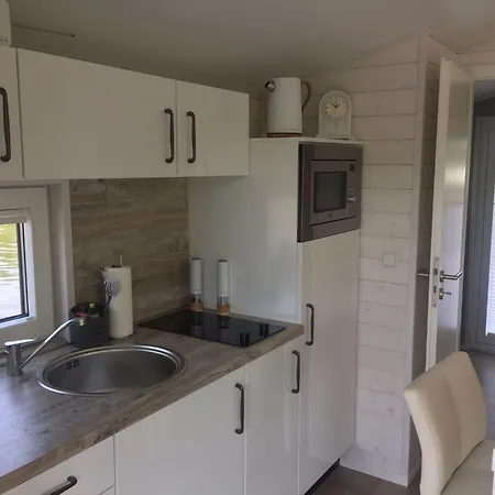 Hausboot Kht 2 Lacet Mit Elektrokamin Im Salon- 1 Schlafraum- Kueche- Duschbad M By Interhome Feriehus