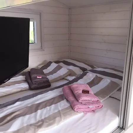 Hausboot Kht 2 Lacet Mit Elektrokamin Im Salon- 1 Schlafraum- Kueche- Duschbad M By Interhome