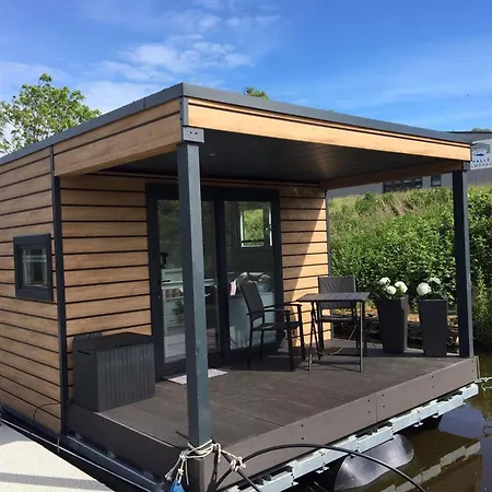 Hausboot Kht 2 Lacet Mit Elektrokamin Im Salon- 1 Schlafraum- Kueche- Duschbad M By Interhome Prázdninový dům Wilhelmshaven
